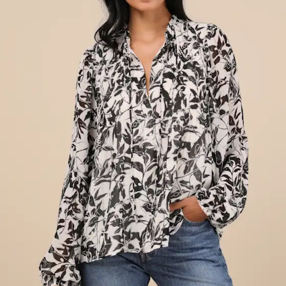 Classic Concept White and Black Floral Pleated Long Sleeve Top